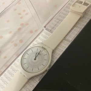 Pre-owned SWATCH watch - Skin collection in White